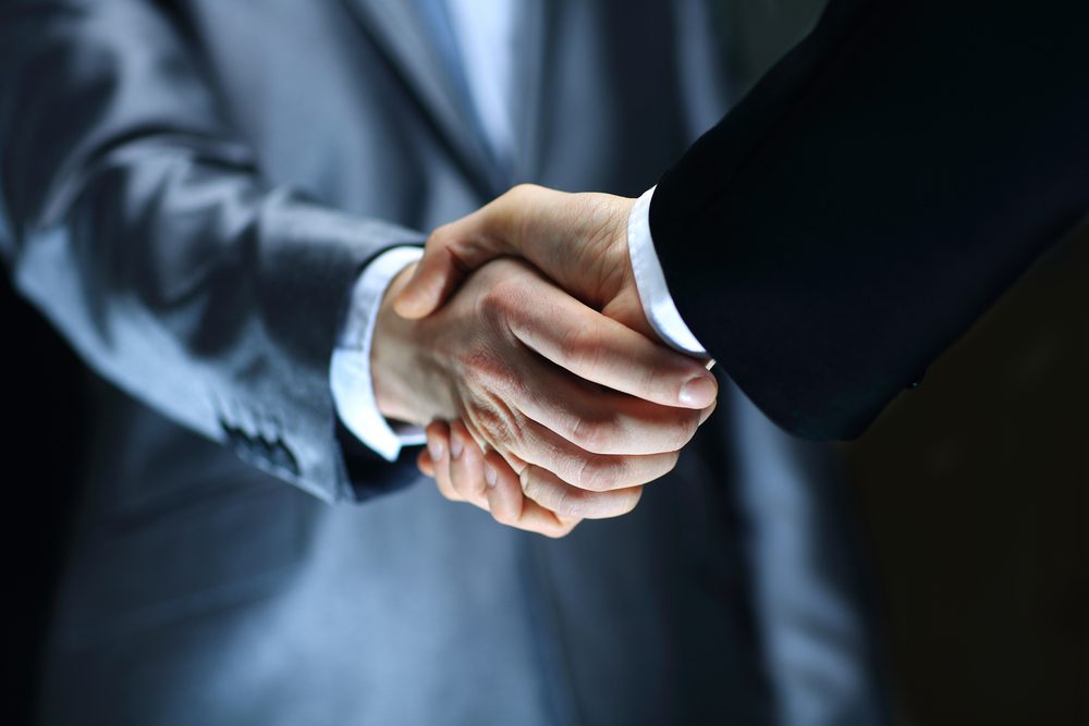 Business-handshake-contract